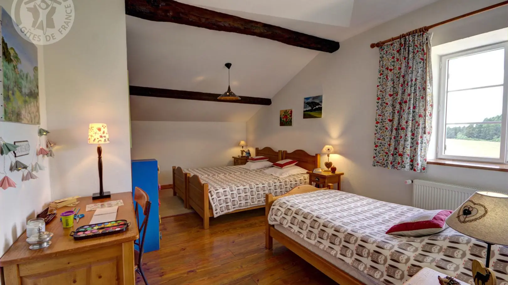 Grande chambre avec 3 lits simples