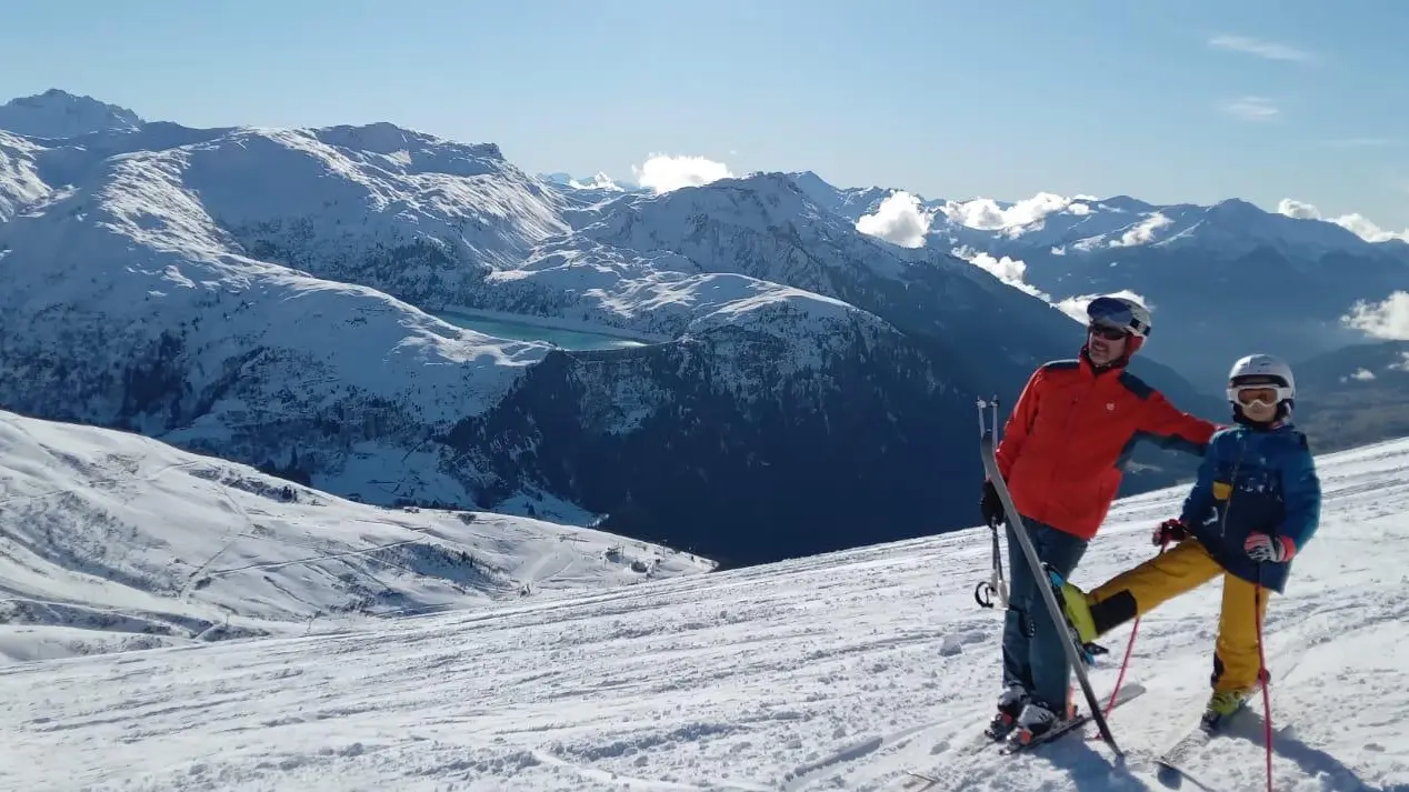 Barrage de la Girotte et son lac depuis le domaine skiable des Contamines