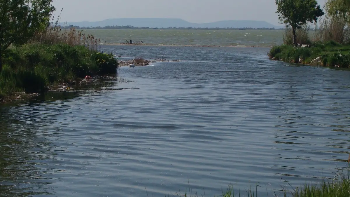 L'embouchure de la Cadière, à Marignane (Bouches-du-Rhône). L'étendue d'eau au second plan est l'étang de Bolmon. Au fond, le cordon du Jaï.