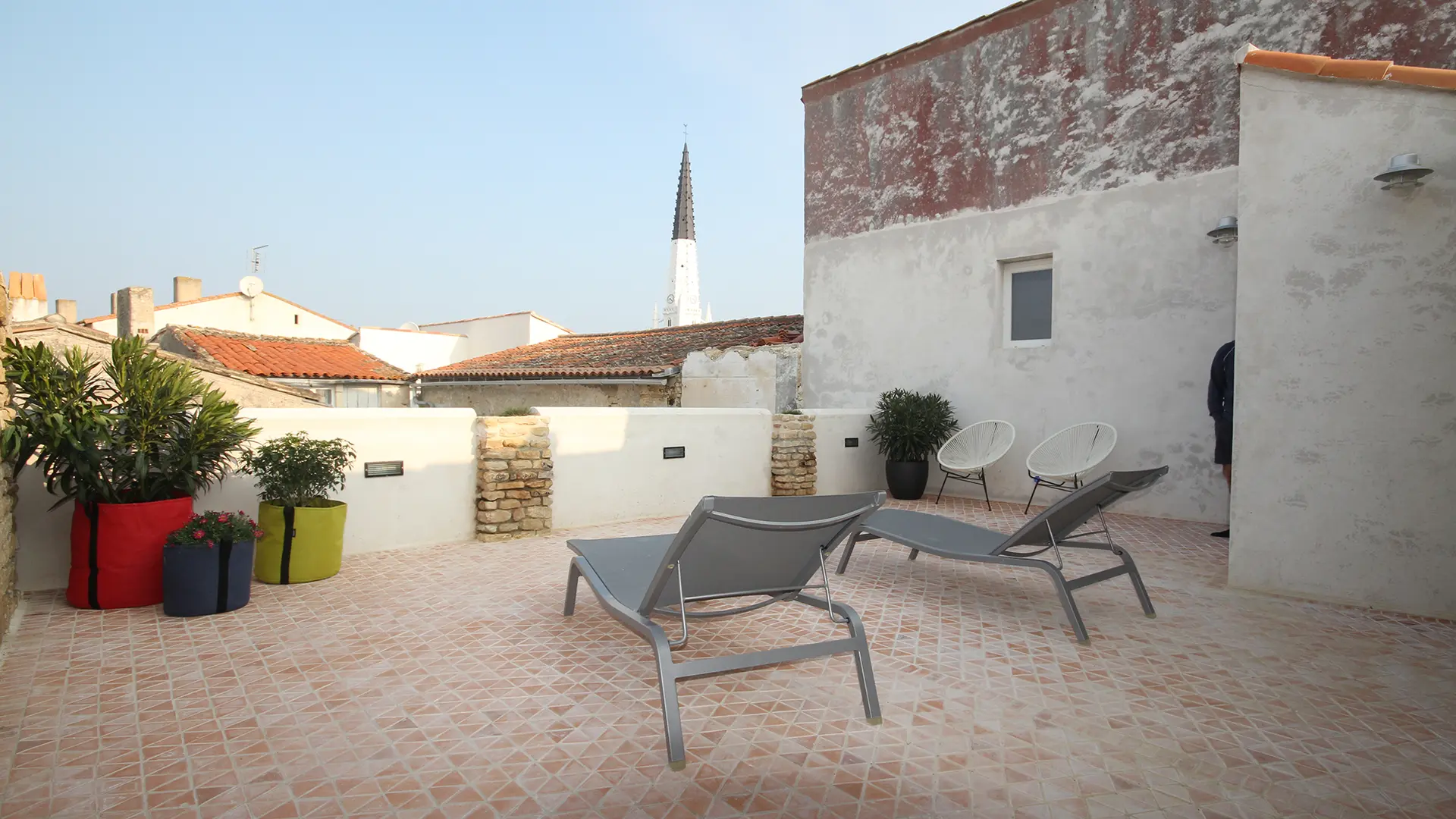 Terrasse et vue sur le clocher