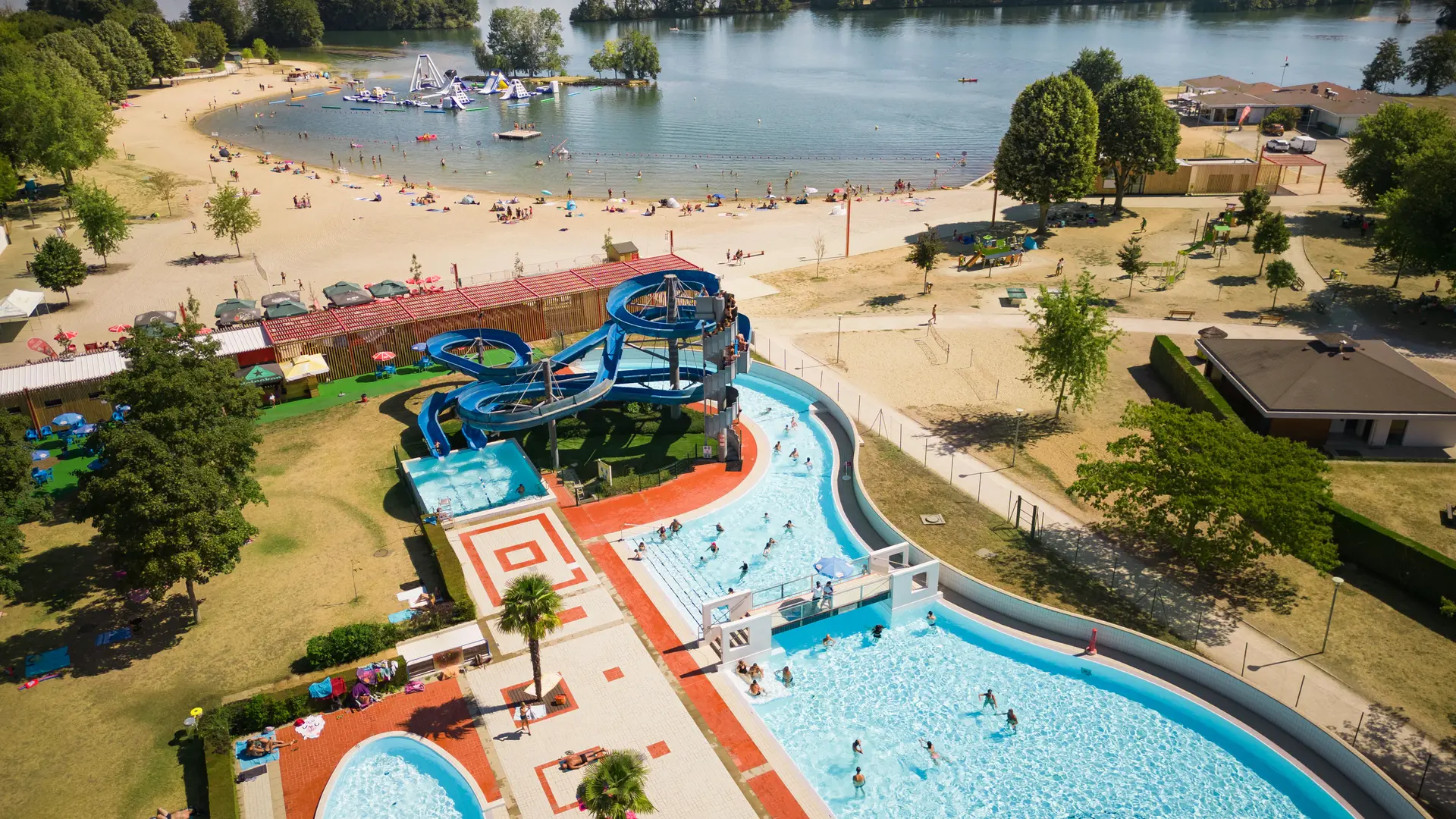Vue aérienne de l'espace aquatique de la Plaine Tonique à Montrevel en Bresse