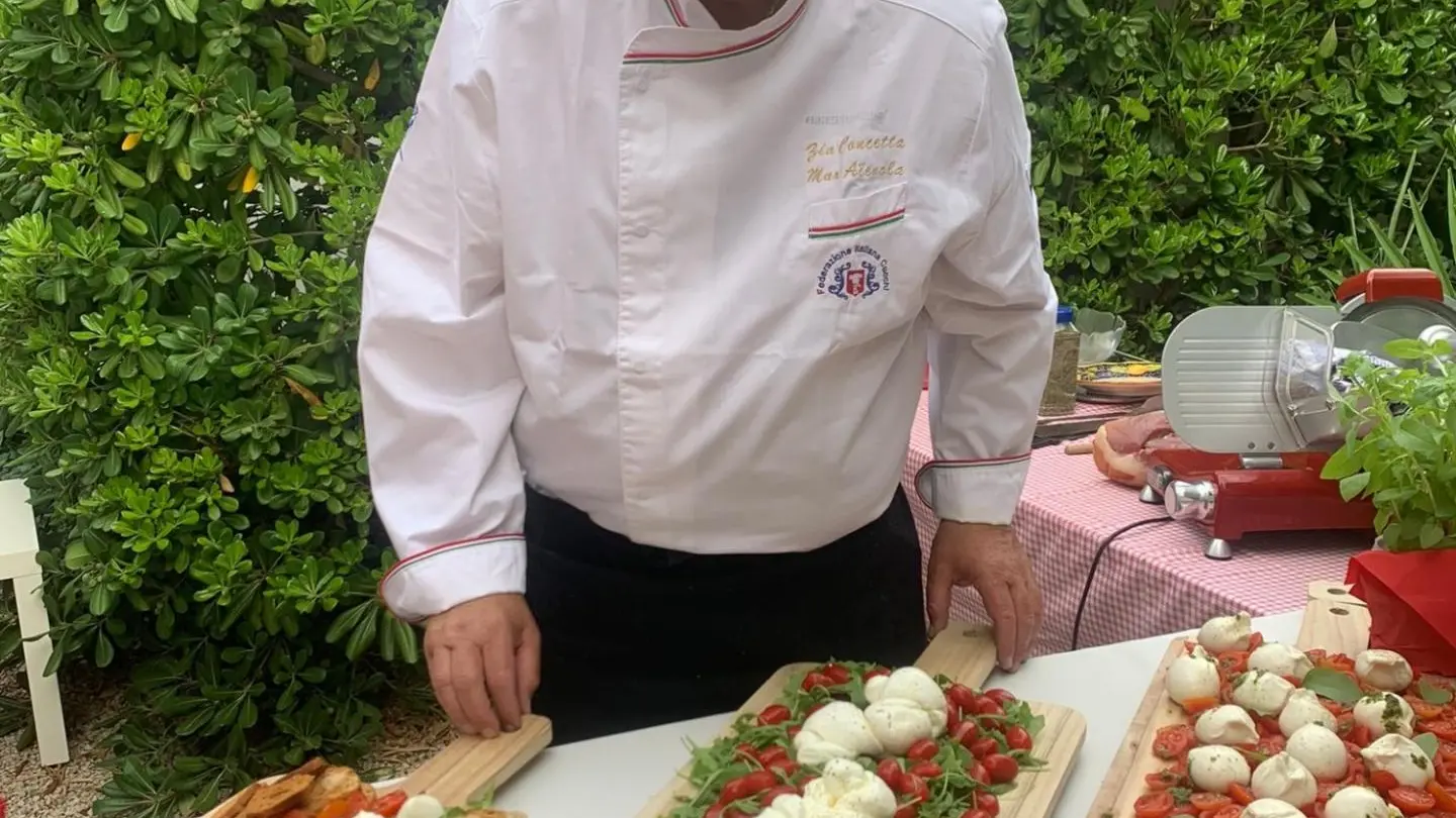 Le chef Max Aievola devant des plateaux