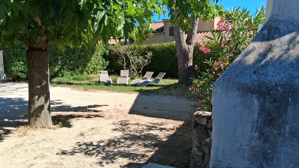 vue jardin avec transats