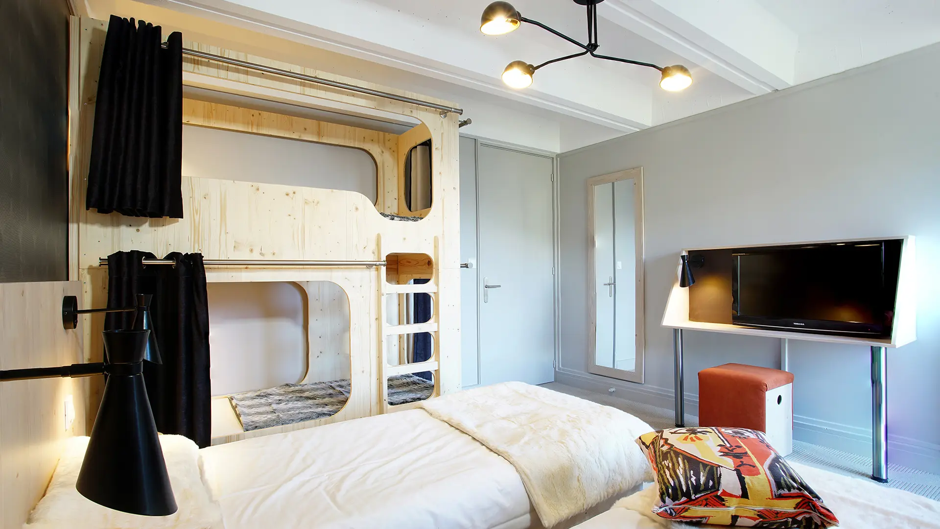 Chambre familiale avec 2 lits simples et 2 lits superposés