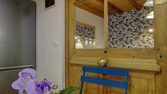 Ancienne porte d'entrée mise en déco