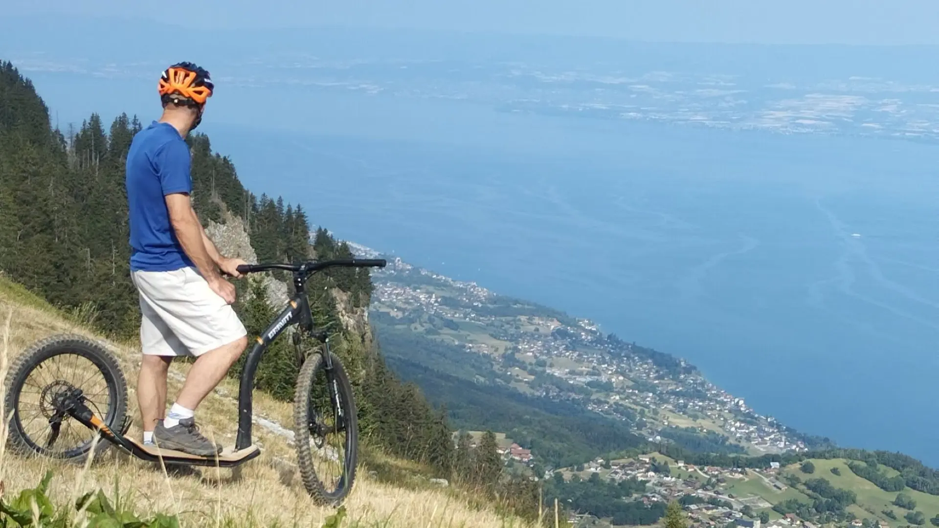 Descente de Très le Mont avec vue sur le Lac