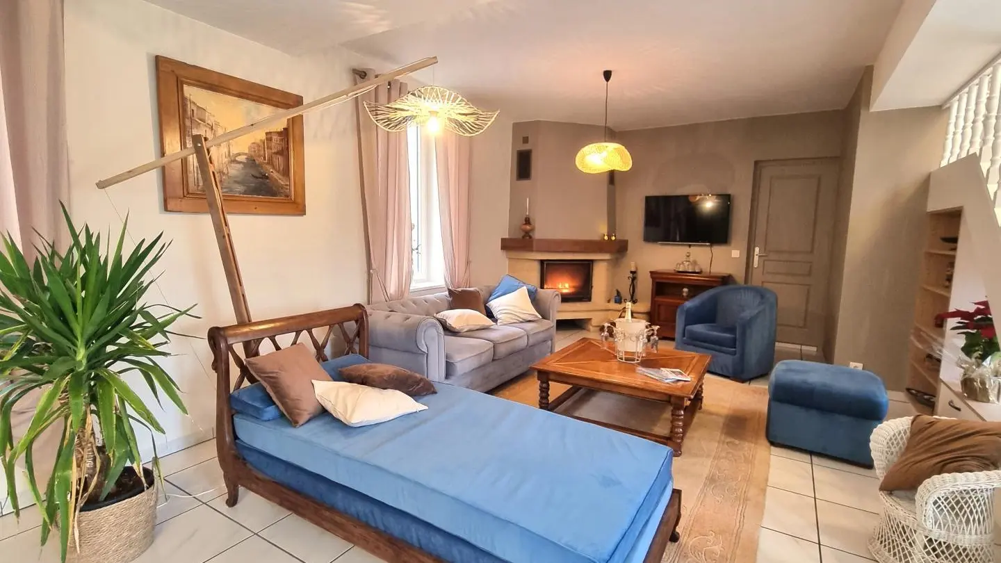 Espace salon détente avec cheminée.