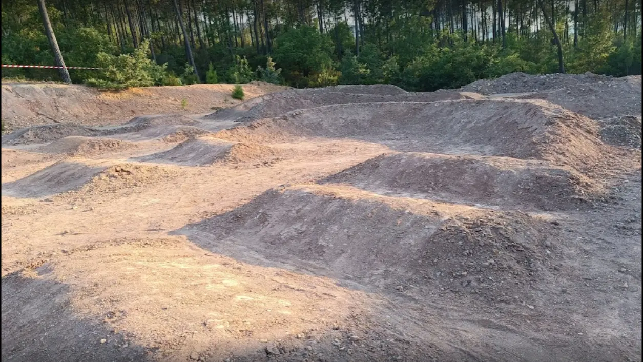 Pumptrack à Bagnols-en-Forêt