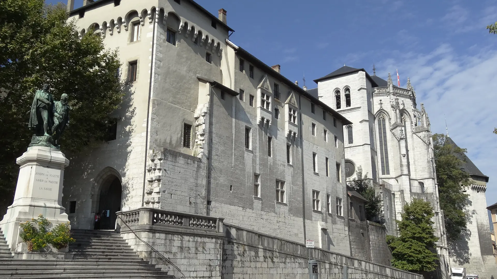 Façade principale du chateau des ducs