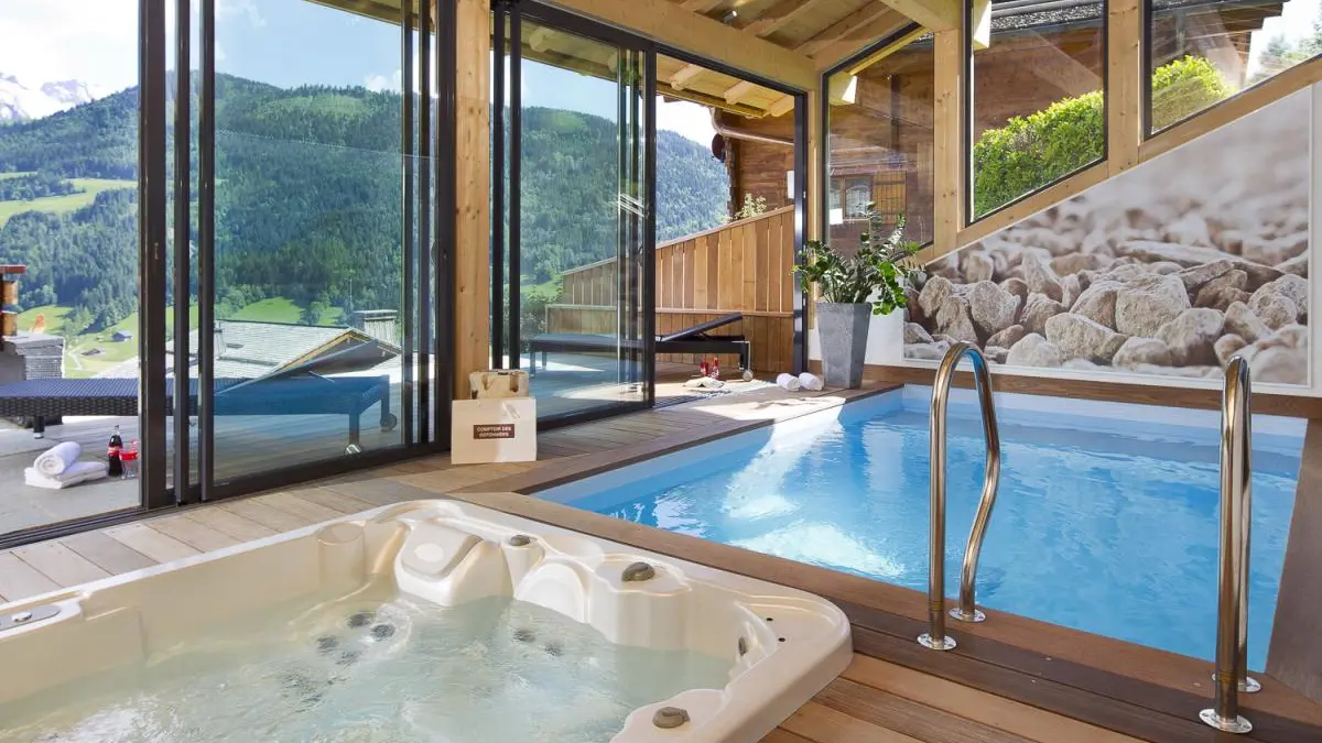 Piscine intérieure chauffée et jacuzzi accessibles toute l'année