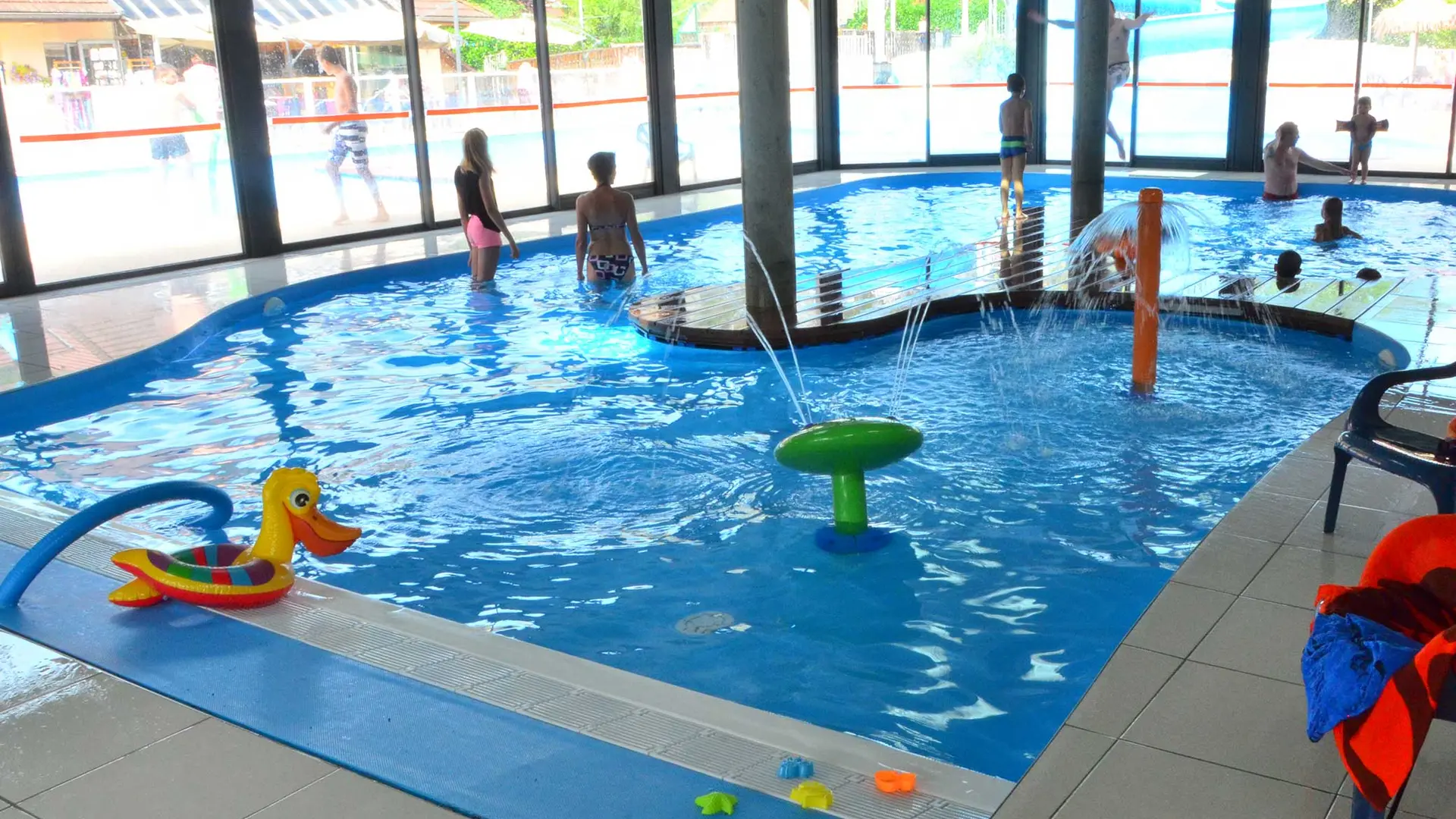 Piscine intérieure du camping