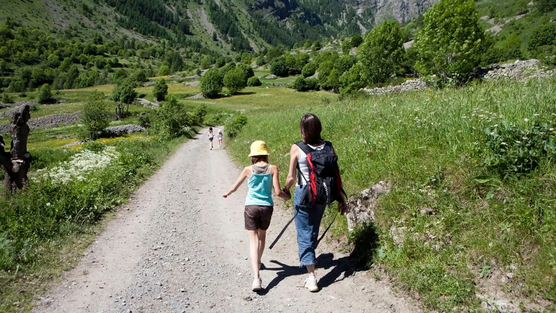 Randonneurs sur le chemin du tombeau du poète à Prapic