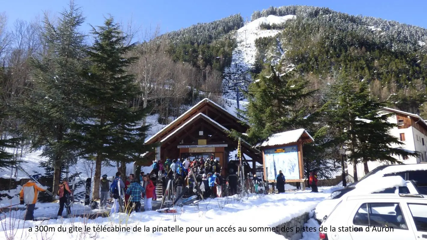 a 300 m le télécabine de la Pinatelle accès direct au somment des pistes