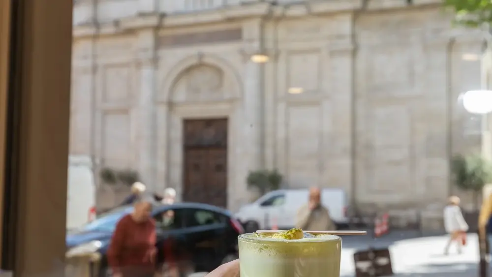 collation gourmande face à Notre-Dame-des-Anges