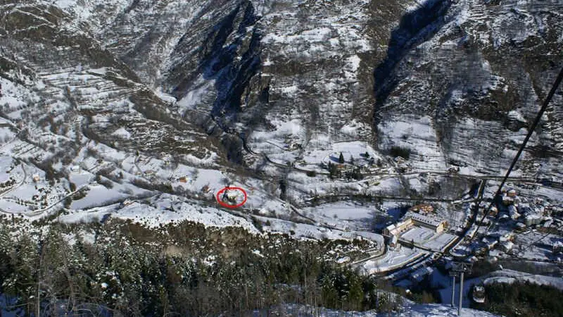 vue et localisation depuis le télécabine qui permet l'accès au sommet des pistes d Auron