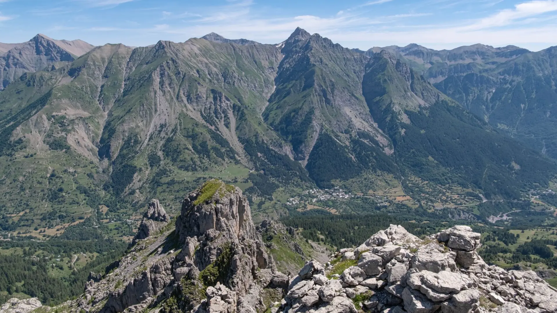 Vue sur le village et la vallée de Réallon depuis les Aiguilles de Chabrières