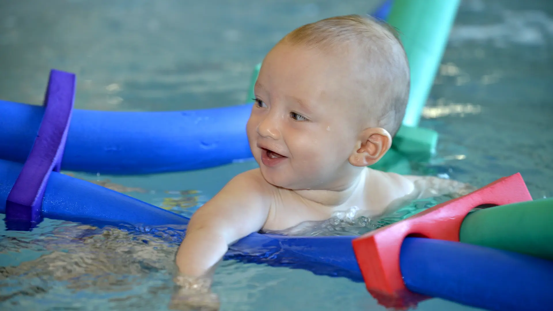Bébé dans le bassin de Forme d'O