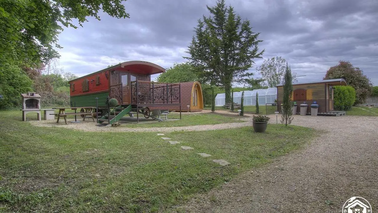 le coin de nos roulottes en bresse avec la roulotte rhapsodie