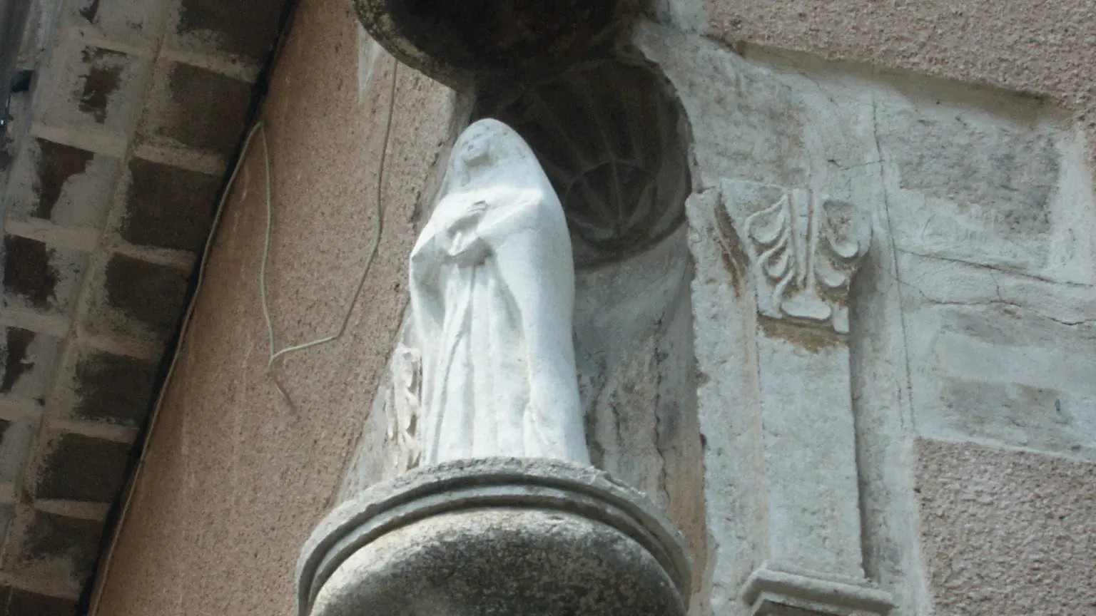 Niche d'Angle de la Vierge à Oraison