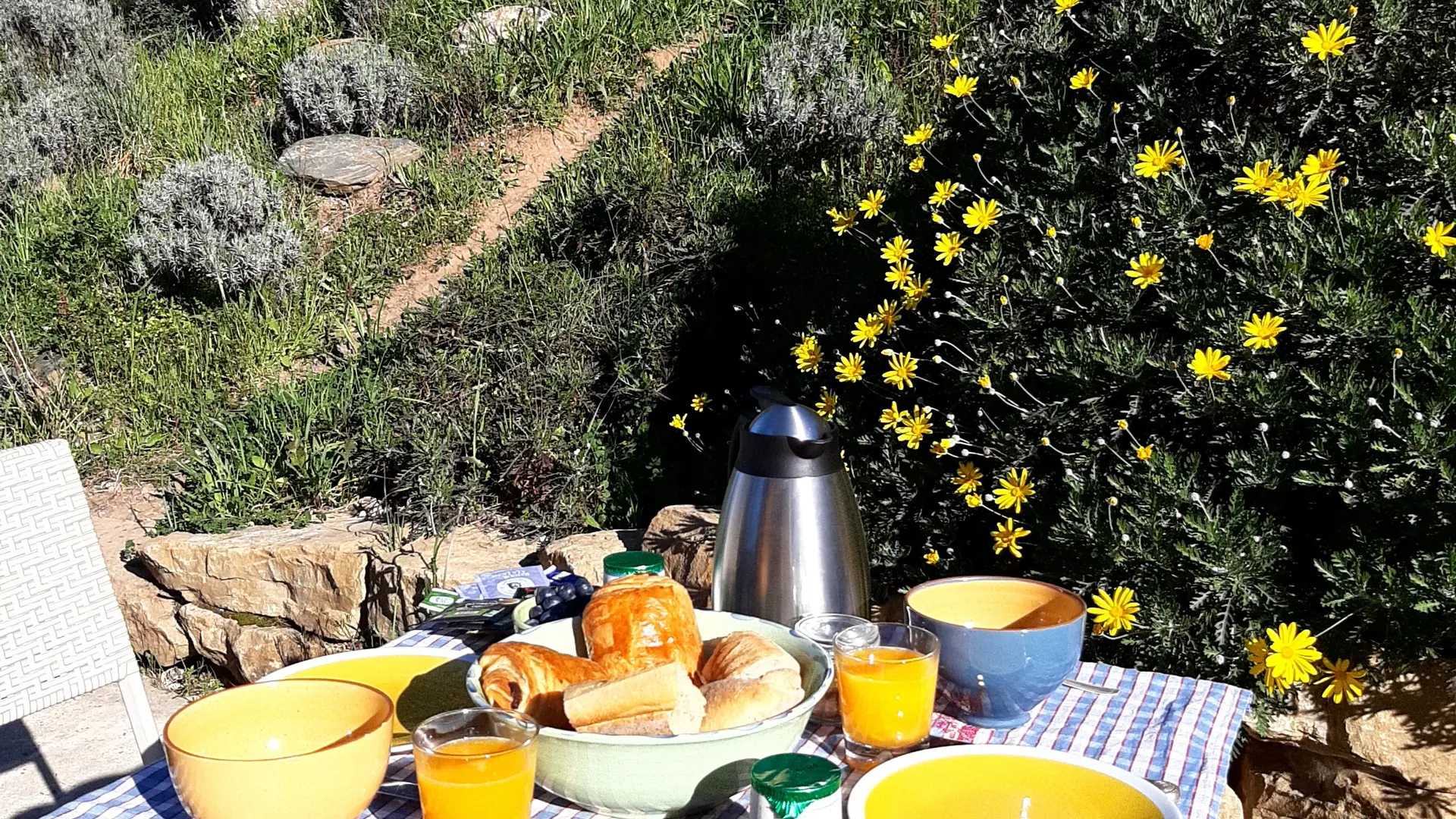 Petit déjeuner - Chambre d'hôtes au temps des Cerises à Pierrefeu du Var