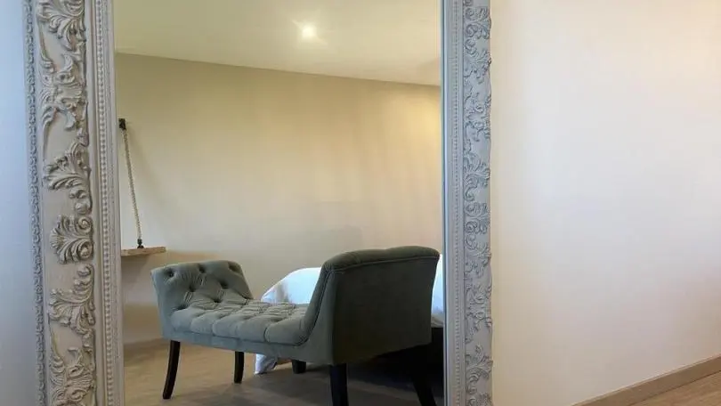 Un très grand miroir dans la chambre.