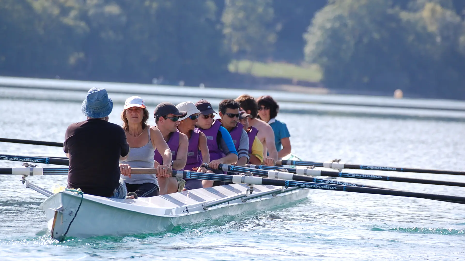 groupe aviron sur le lac de Paladru