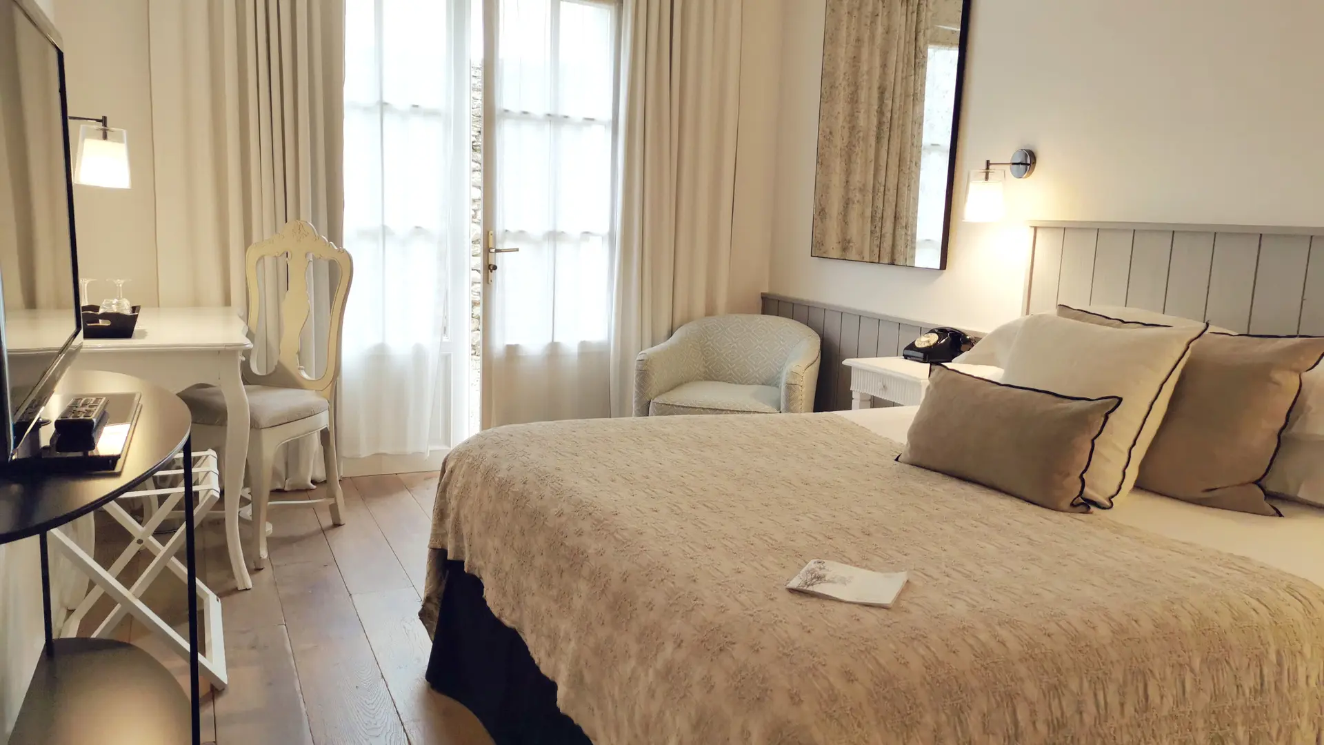 Room with access to the alleyway