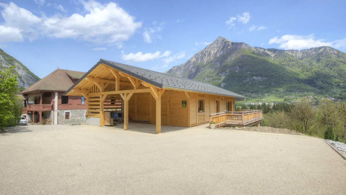 Le parking avec l'abri voiture