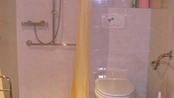 salle d'eau adaptée p. personne à mobilité réduite. Mise à disposition d'une chaise-douche si besoin.