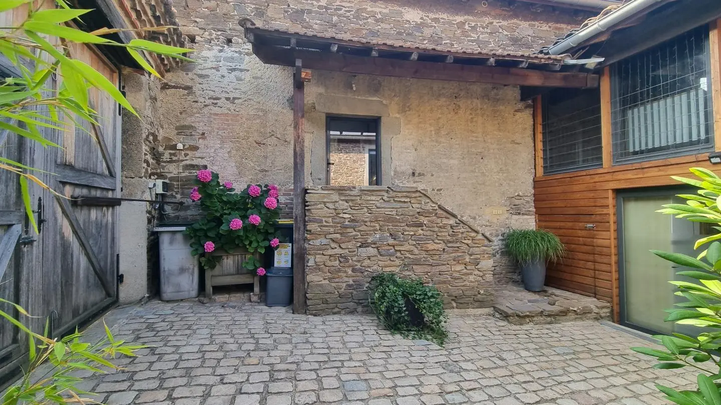 Entrée du gîte dans la cour commune avec les propriétaires.