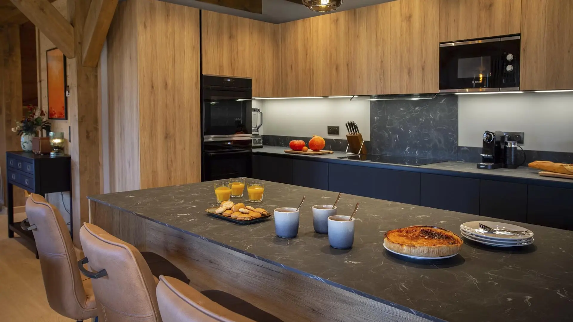 Vue de la cuisine et table à manger