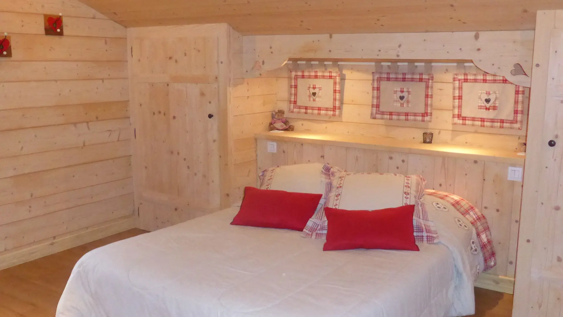 Chambre avec lit double/Bedroom with a double bed-Clé des champs (Les Gentianes)-Le Grand-Bornand