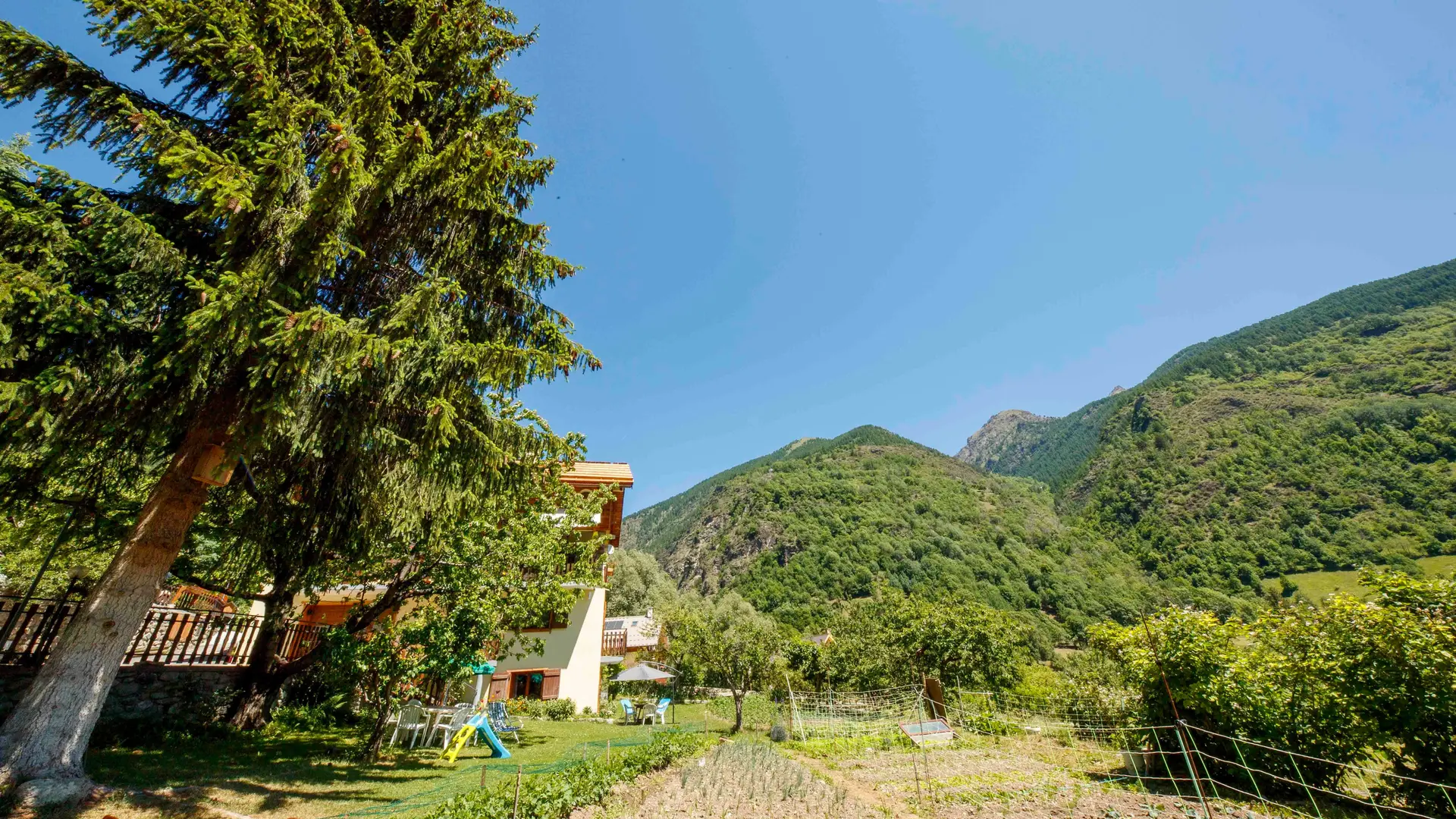 Gîte Les Rosiers-Jardin-Saint-Étienne-de-Tinée-Gîtes de France des Alpes-Maritimes