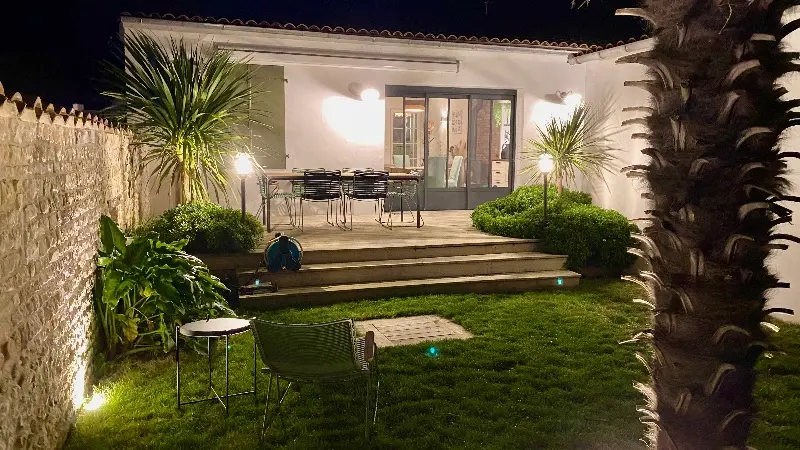 Garten bei Nacht mit dieser Beleuchtung