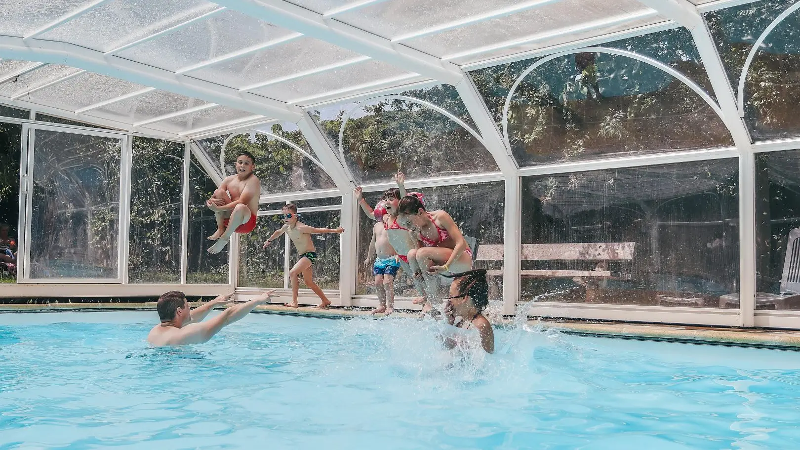Piscine dans le parc, accès sécurisé