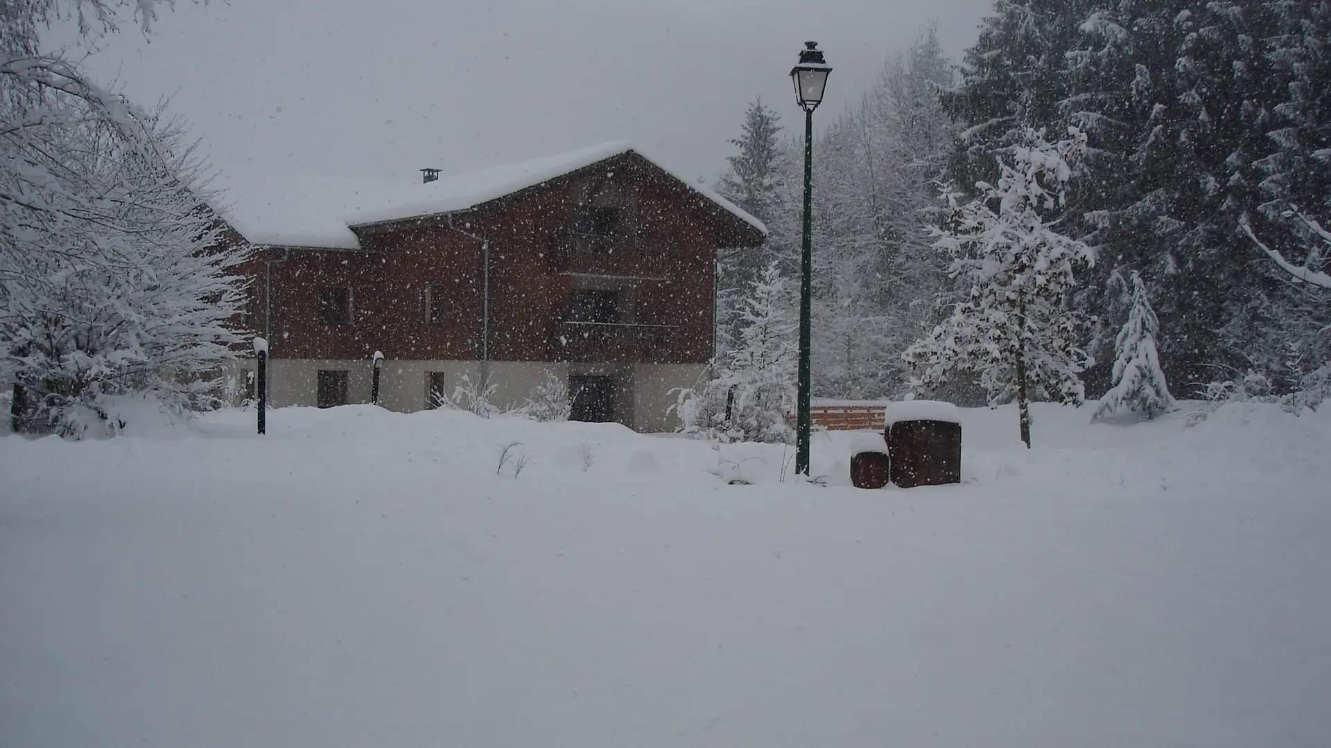exterieur de nuit et sous la neige