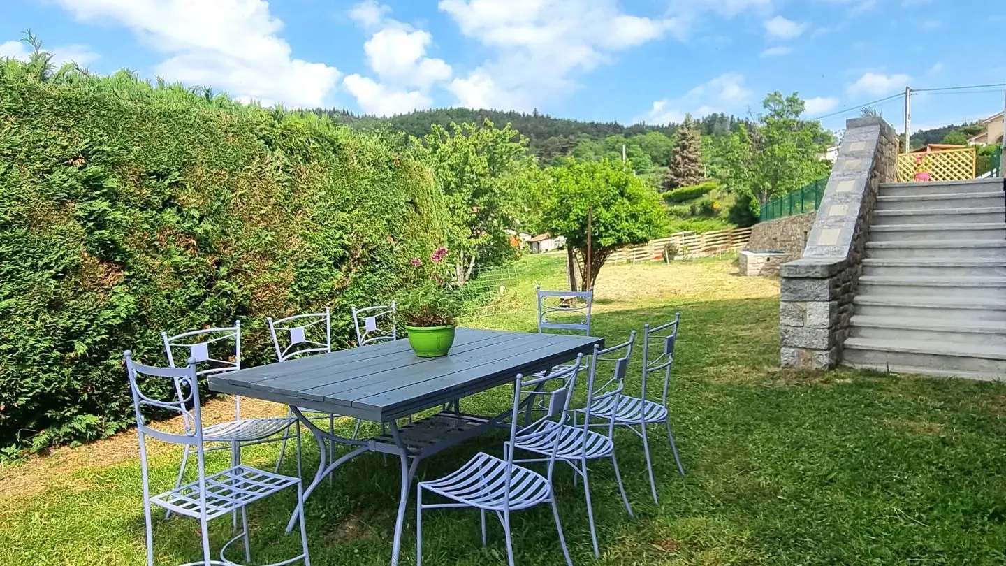 vue sur l'espace repas extéieur et terrain de sport pour footballeurs et basketteurs (en cours d'aménagement)
