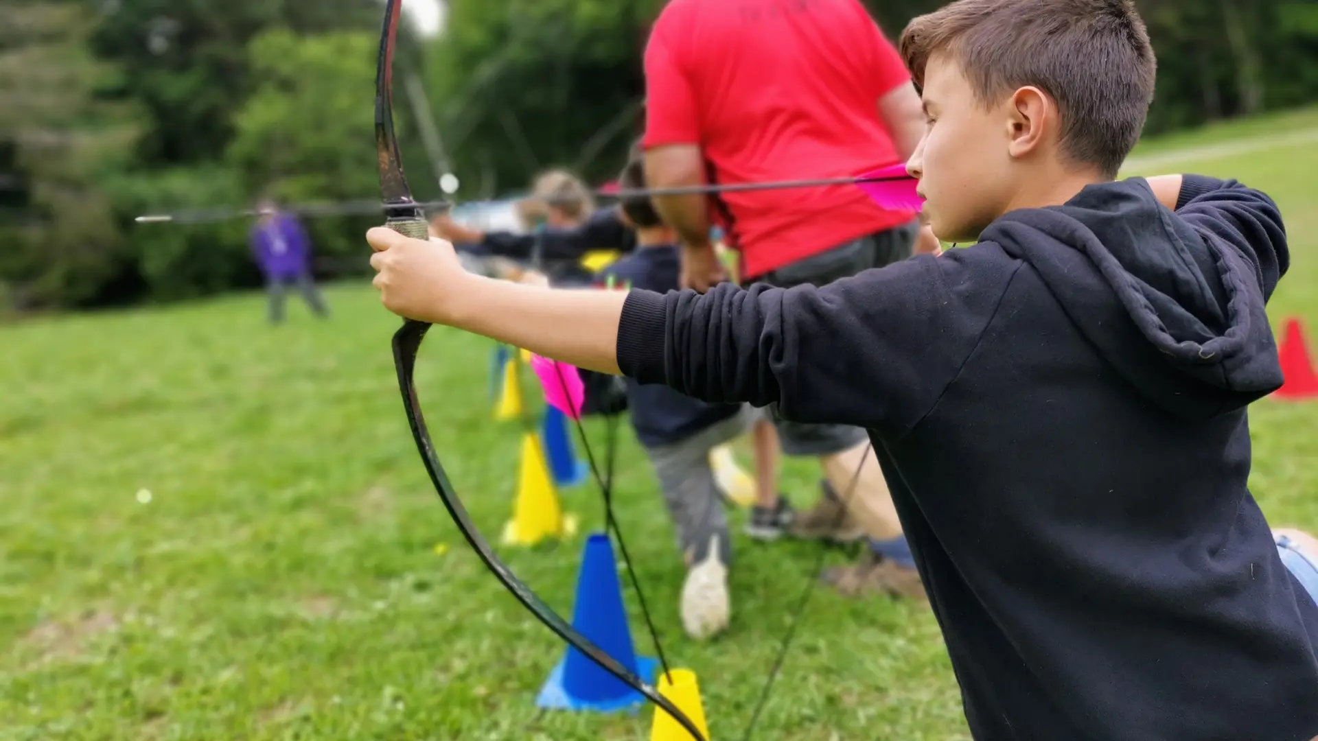 Enfant qui fait du tir à l'arc