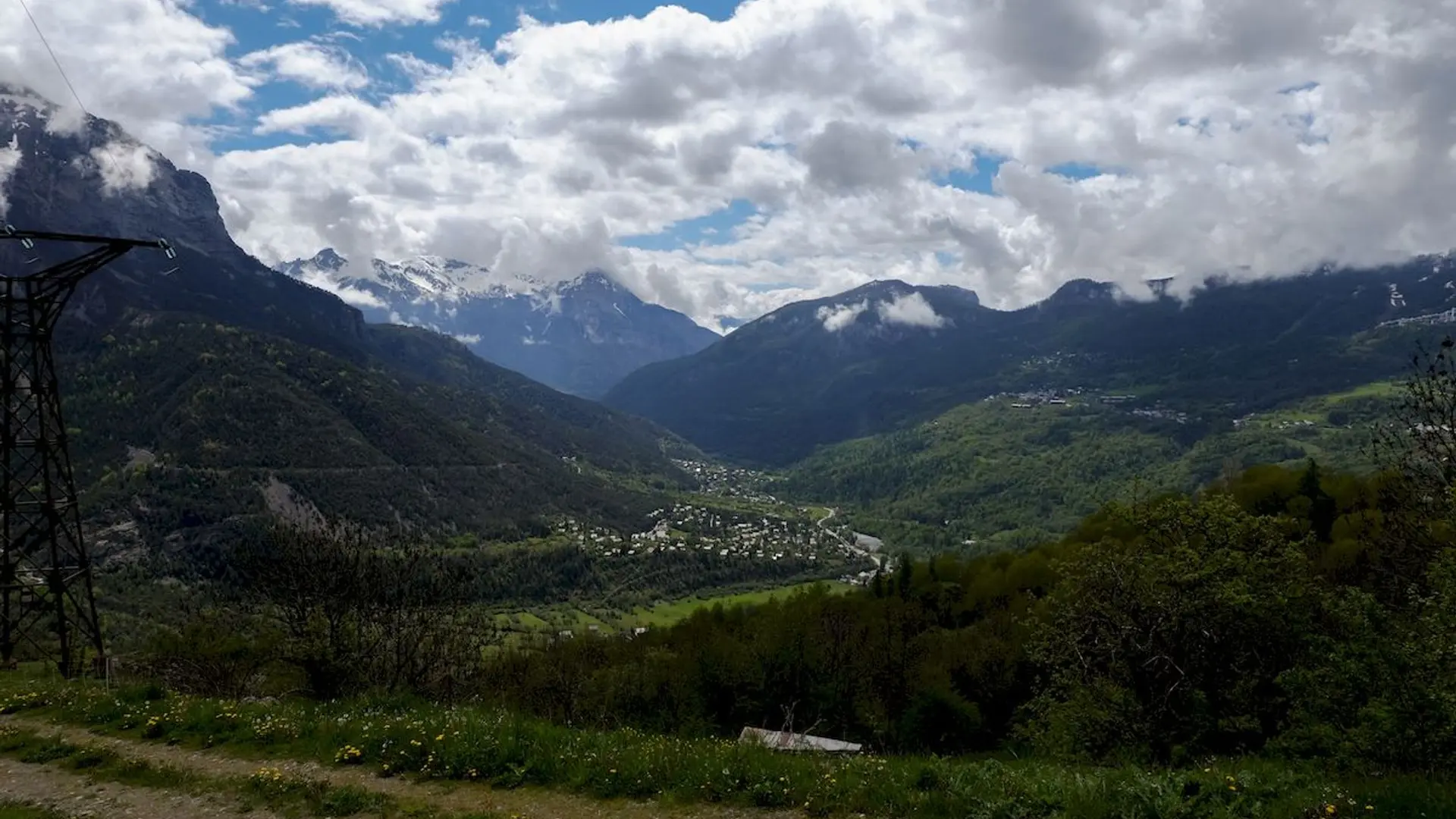 Vue sur la vallée de la Vallouise depuis Puy Aillaud