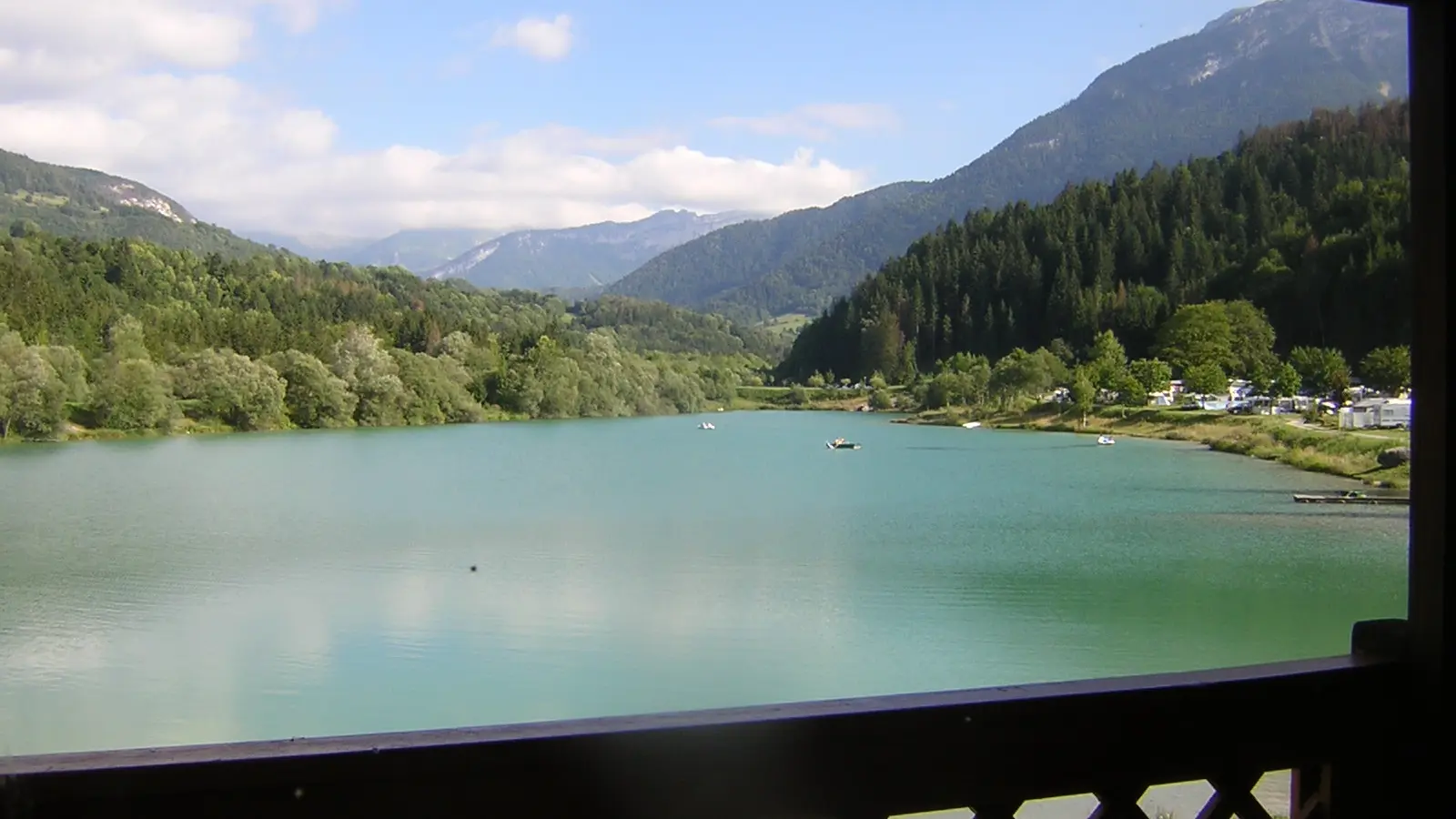 Vue lac l'été dans le coeur des Bauges