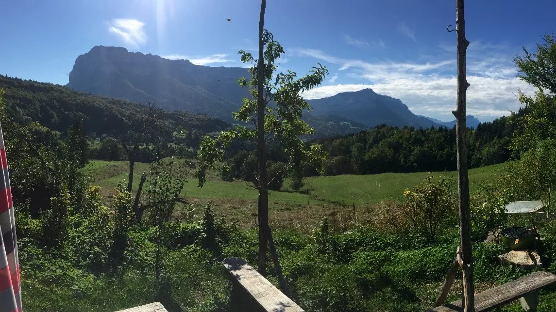 Le jardine t la vue depuis le gîte