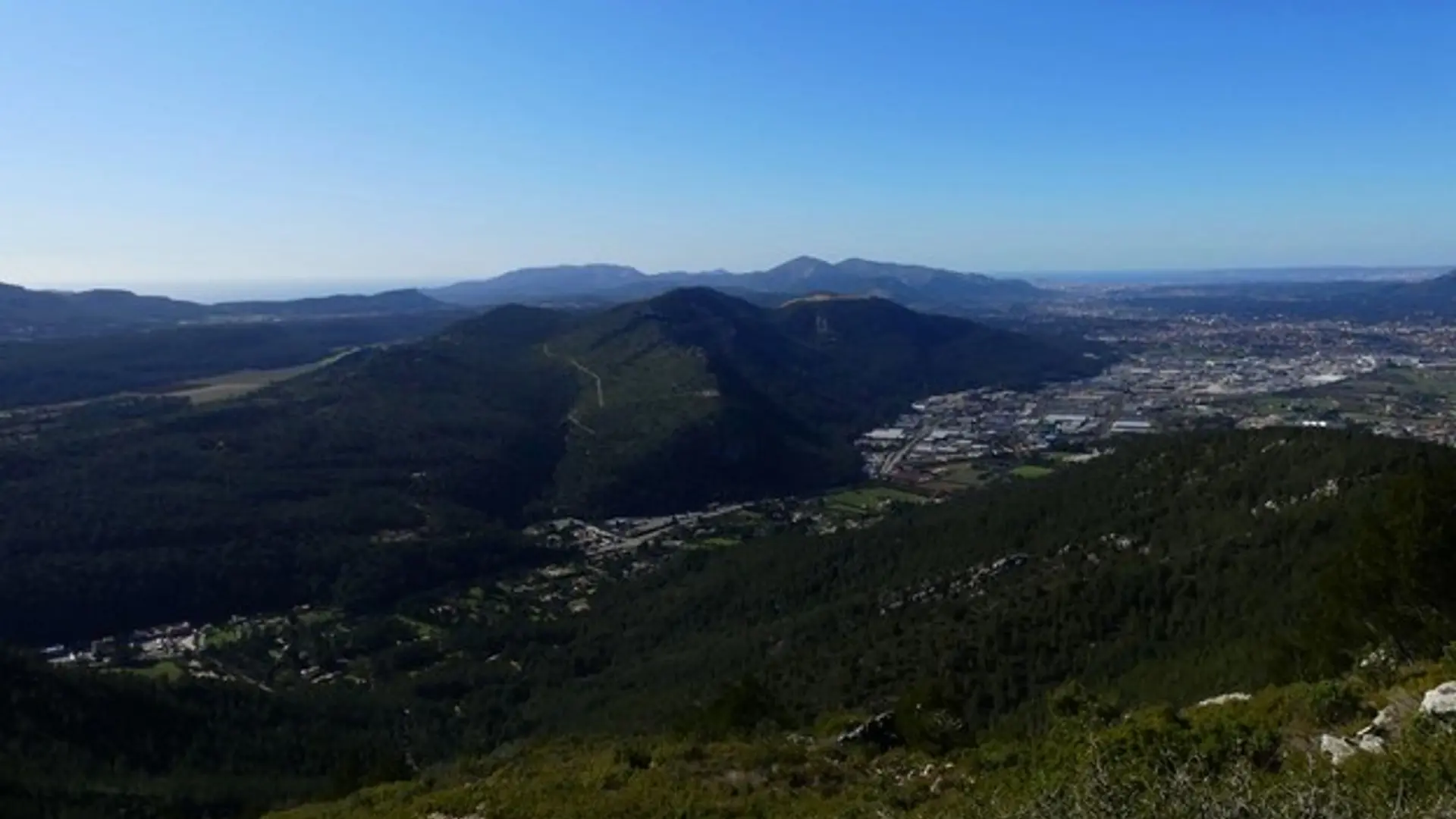 La vue vers la mer depuis le mont Cruvelier