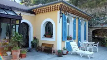 Vue extérieure de la chambre et sa terrasse