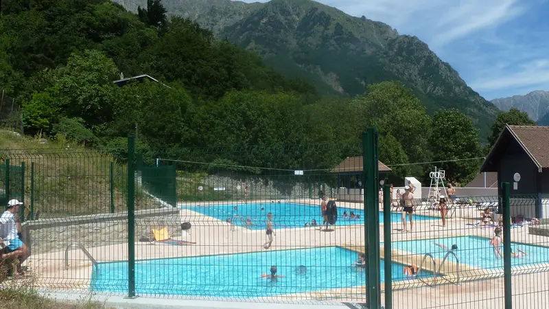 Piscine municipale chauffée de St Firmin, à 300m du Camping La Villette, vallée du Valgaudemar