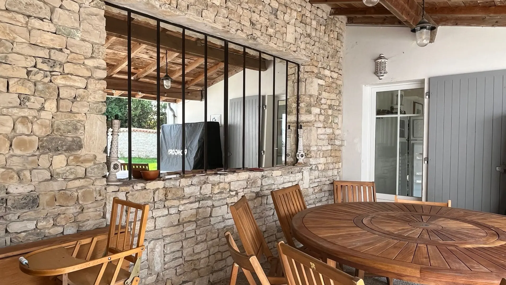 Großer Tisch für den Außenbereich