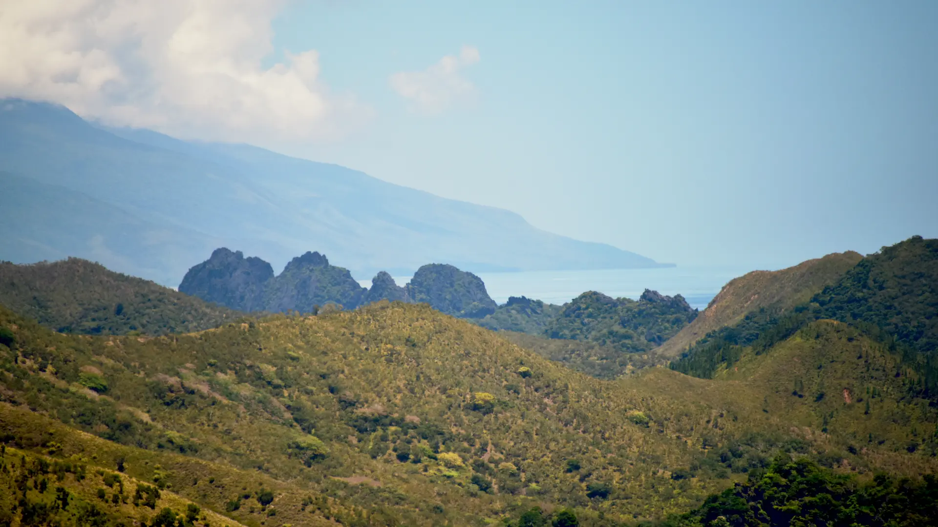 Au loin, les Roches de Lindéralique
