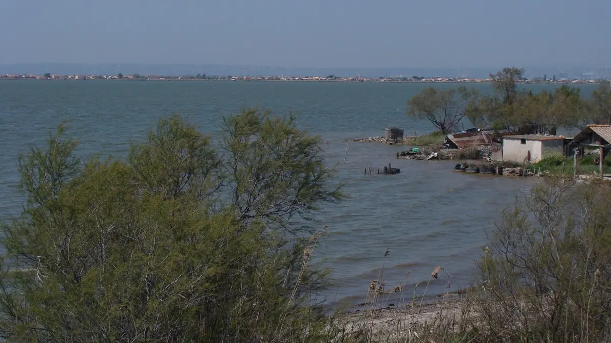 L'Étang de Bolmon à la pointe de l'Estéou (Marignane). Au fond, le cordon du Jaï.