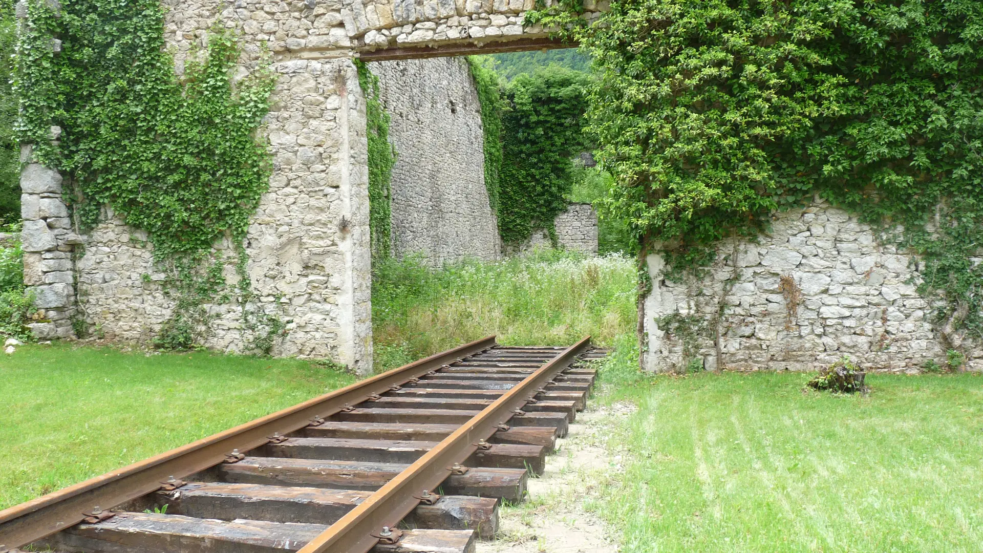 rails sortant de la glacière