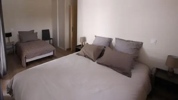Chambre 2 avec 1 lit de 90 et 1 lit de 180 (3 lits de 90 possible sur demande)