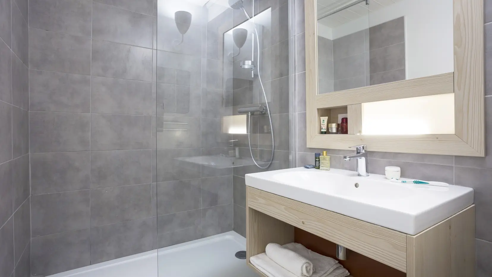 Salle de bain avec douche